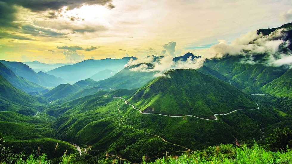 Hoang Lien Son Pass, one of the “greatest passes in Vietnam” is located at an altitude of more than 2,000m.