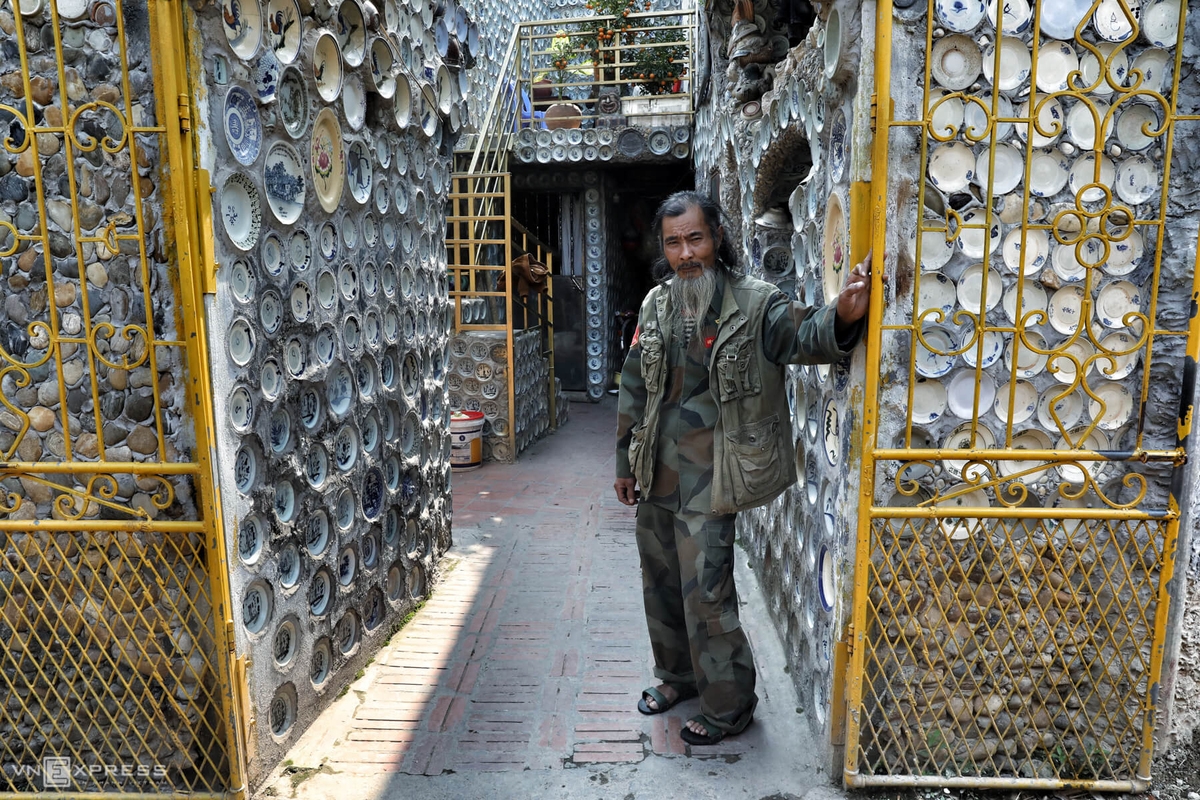 From the gate, the stairway to the entire house are embedded with antiques 