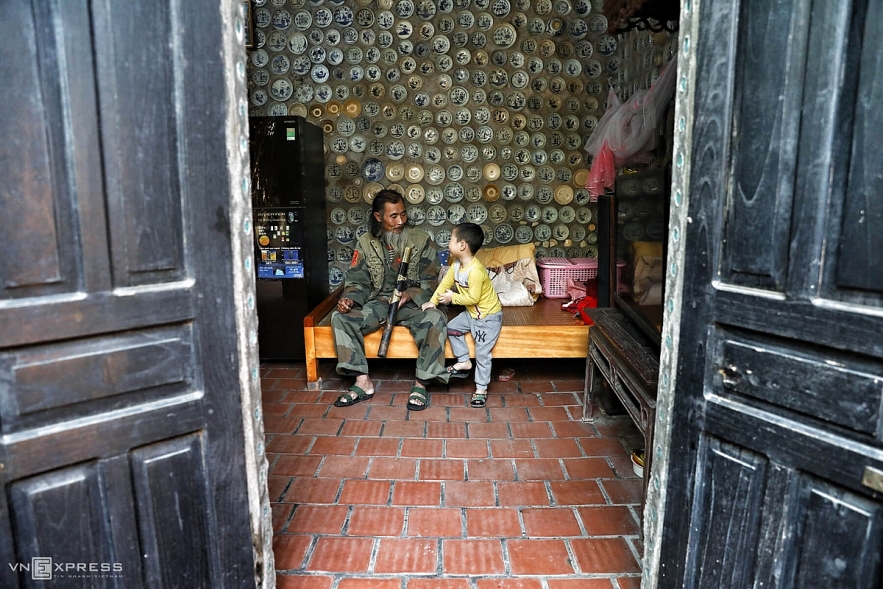 His bedroom is also embedded with antiques