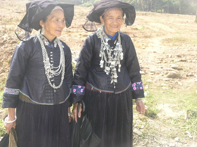 Nung nin ethnic women's costume looks fashionable with the old-styled silver bracelet that worths tens of millions dong