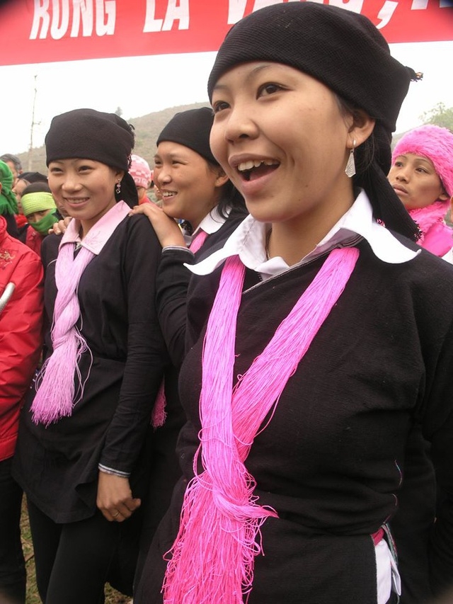 Dao tuyen woman's costume is prominent with a long pink embroidery thread in the front 