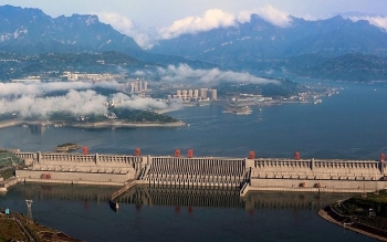 china massive flood update three gorges dam leaked moved and distorted but safe