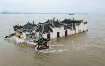 china massive flood updates yangtze river hit by third flood three gorges dam suffers more pressure