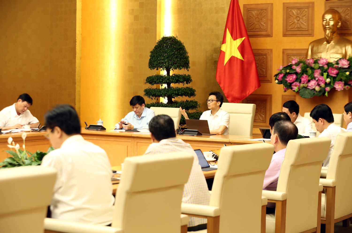 Deputy Prime Minister Vu Duc Dam, Chairman of the National Committee for Covid-19 Prevention and Control presides over a meeting on Covid-19 this morning