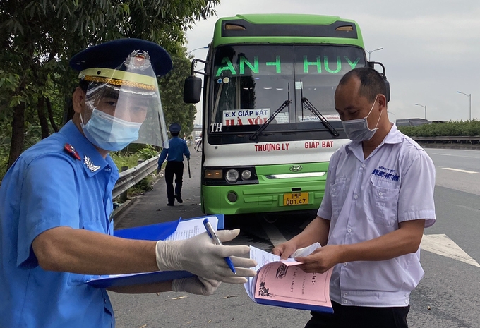 Hanoi, Ho Chi Minh city impose drastic anti-pandemic measures