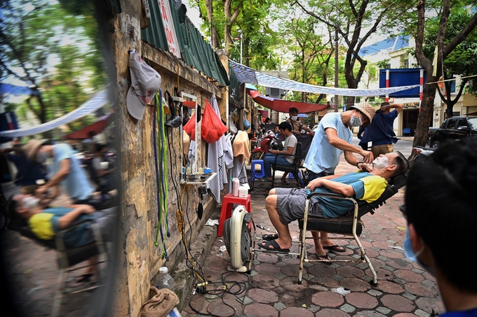 Hanoi Suspends In-door Catering Services, Barbershops Again