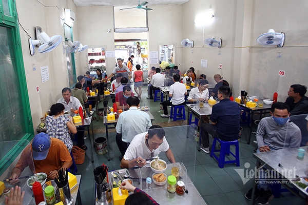 Hanoi Suspends In-door Catering Services, Barbershops Again