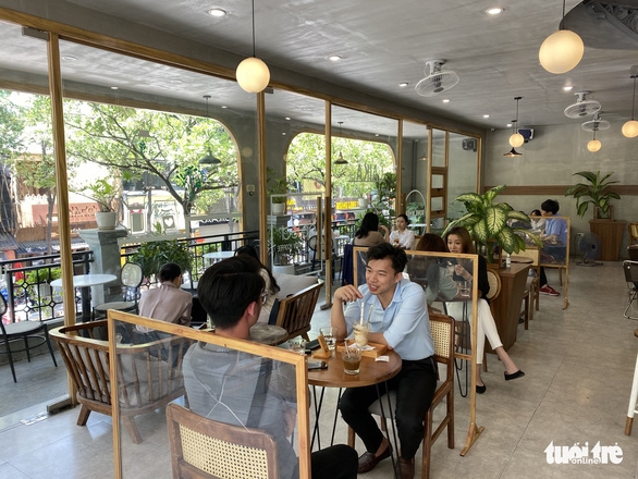 Hanoi Suspends In-door Catering Services, Barbershops Again