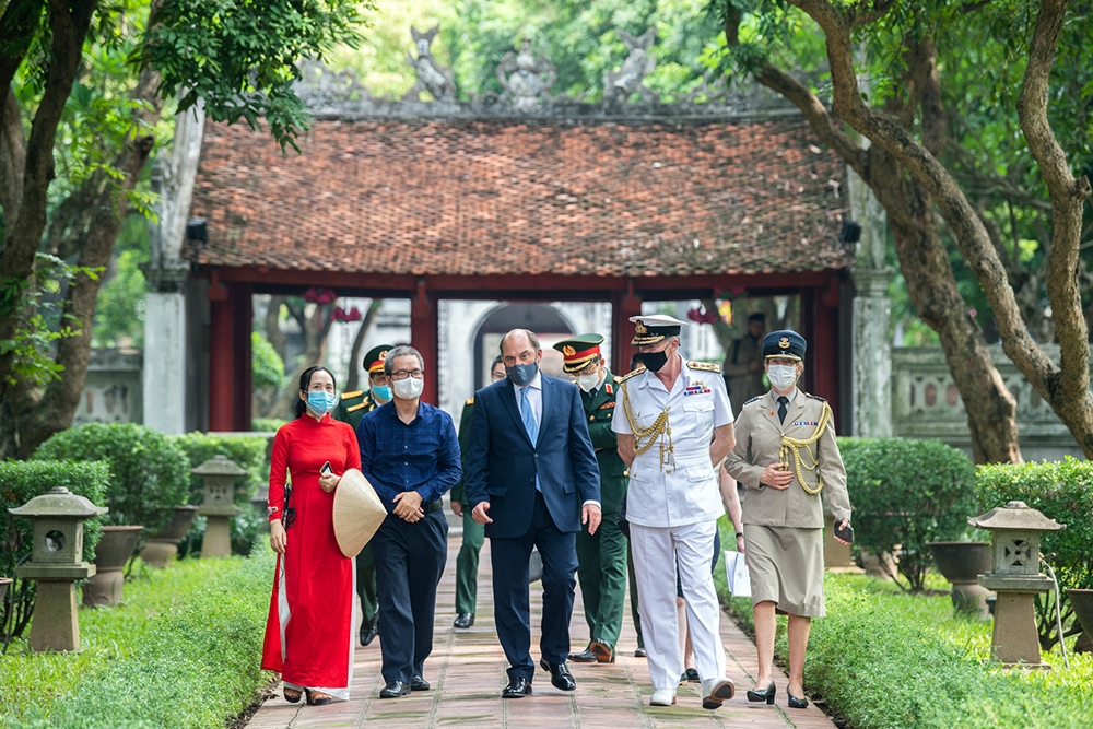 In Photos: UK Defense Secretary Visits Temple Of Literature