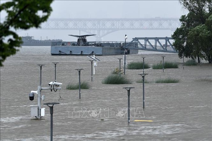 Water stays at a high level in Jiangsu River, China