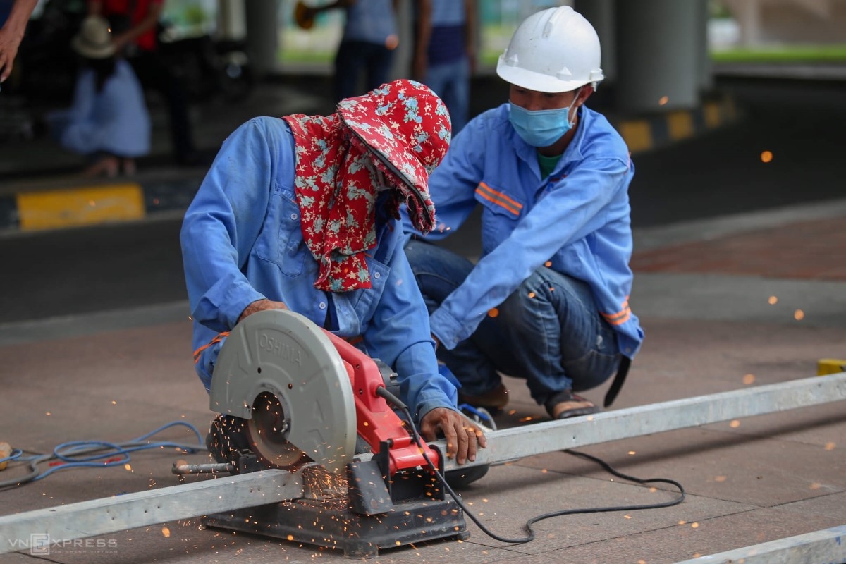 construction of makeshift field hospital in da nang underway