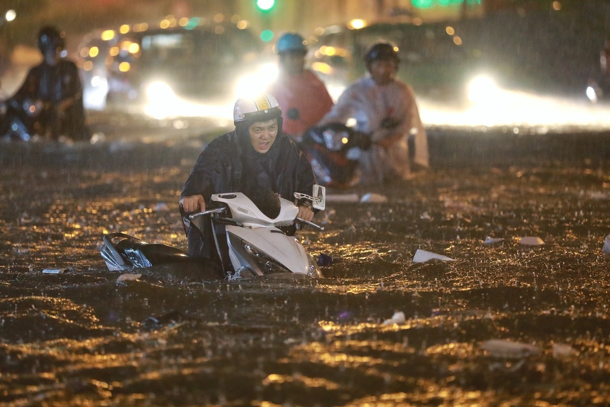 Torrential rain inundates Ho Chi Minh City's streets, disrupts daily lives