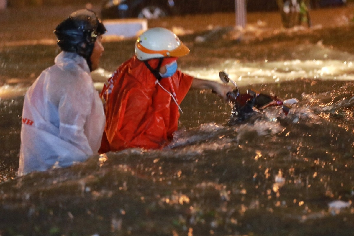 Torrential rain inundates Ho Chi Minh City's streets, disrupts daily lives