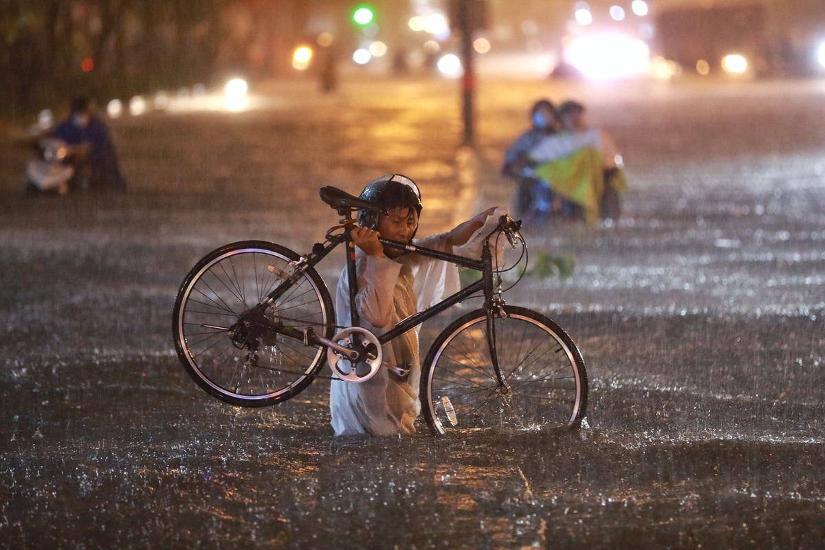 Torrential rain inundates Ho Chi Minh City's streets, disrupts daily lives