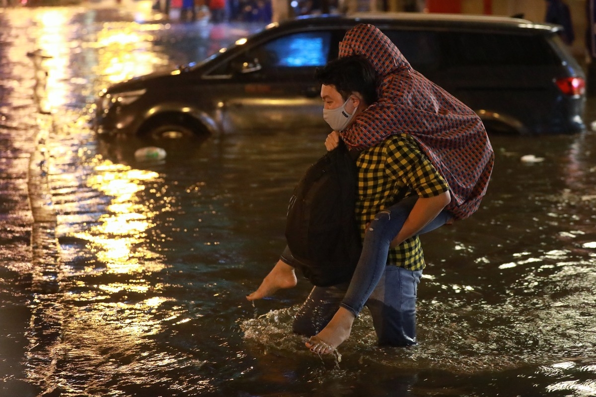 Torrential rain inundates Ho Chi Minh City's streets, disrupts daily lives