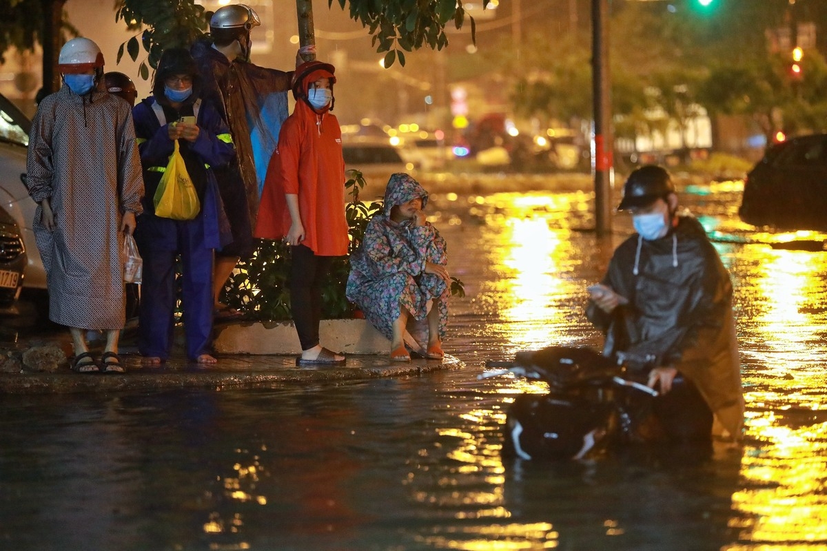 Torrential rain inundates Ho Chi Minh City's streets, disrupts daily lives