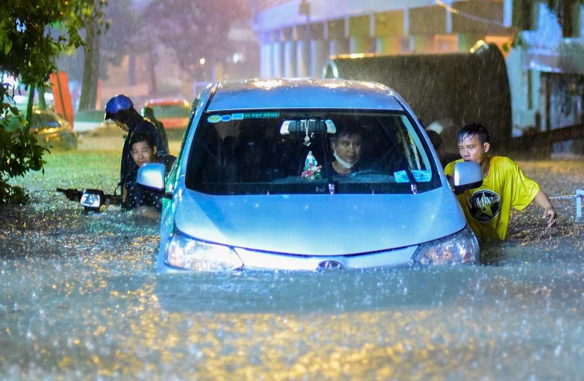 Torrential rain inundates Ho Chi Minh City's streets, disrupts daily lives