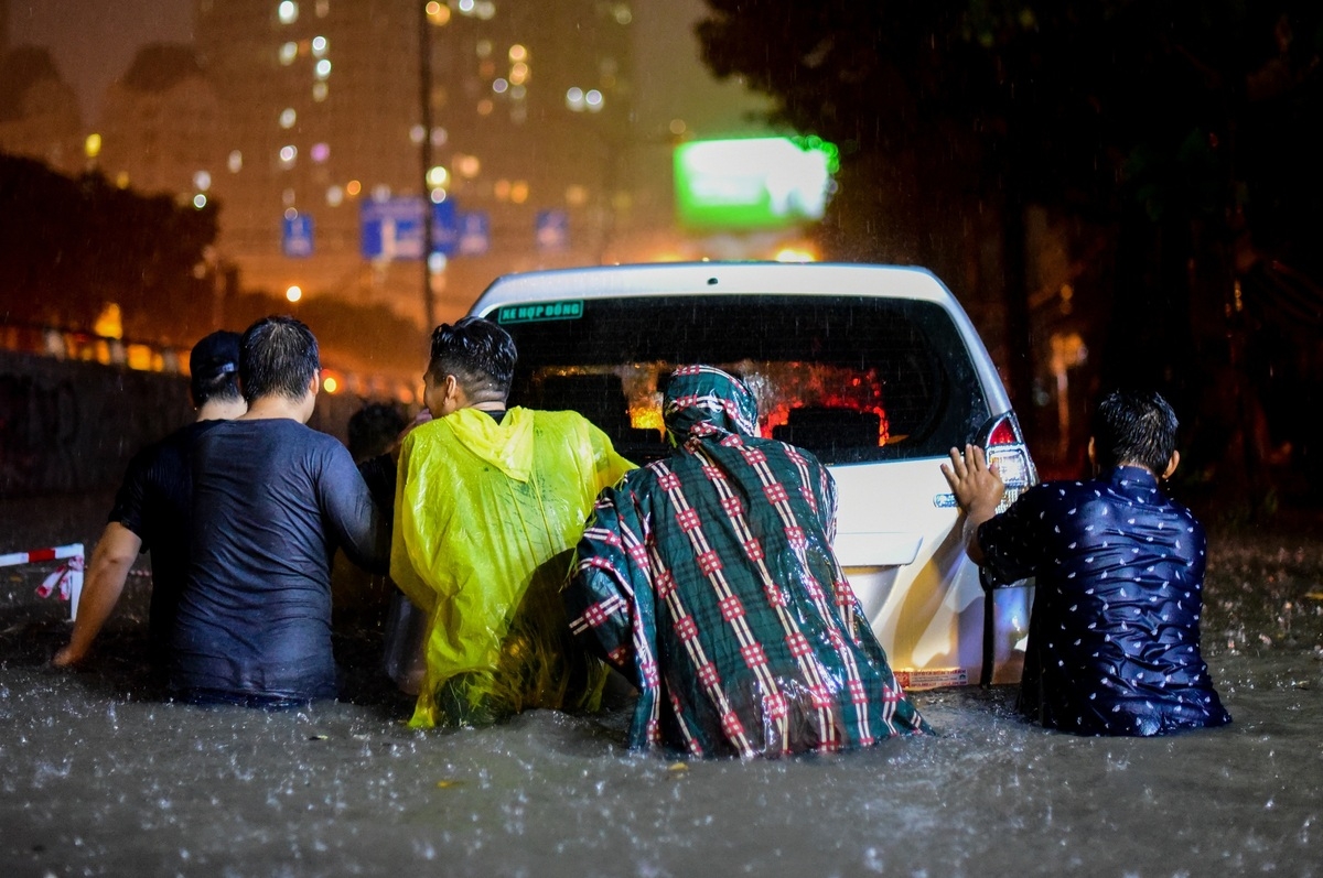 Torrential rain inundates Ho Chi Minh City's streets, disrupts daily lives