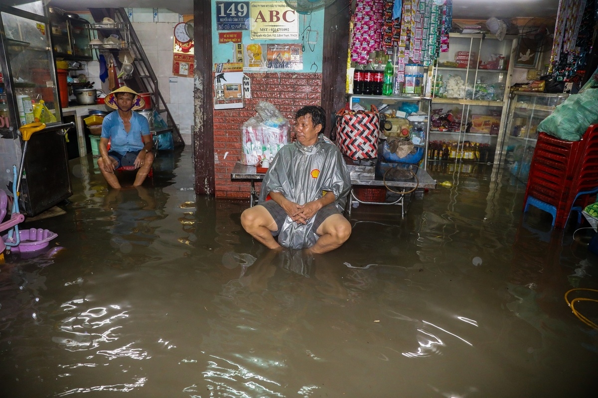 Torrential rain inundates Ho Chi Minh City's streets, disrupts daily lives