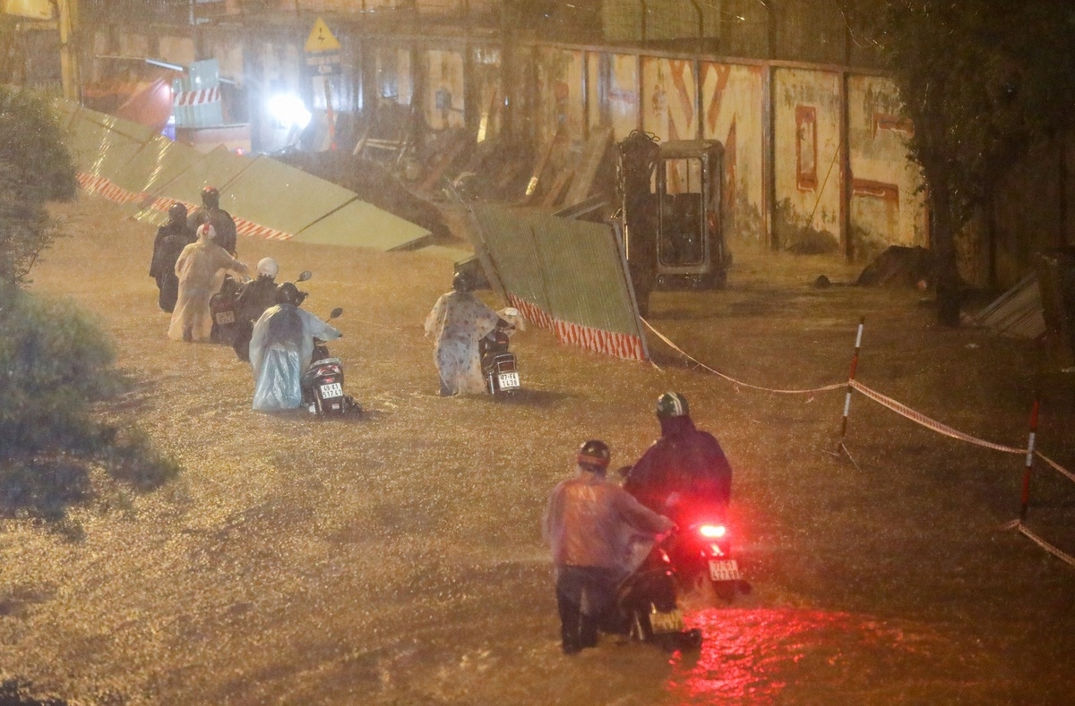 Torrential rain inundates Ho Chi Minh City's streets, disrupts daily lives