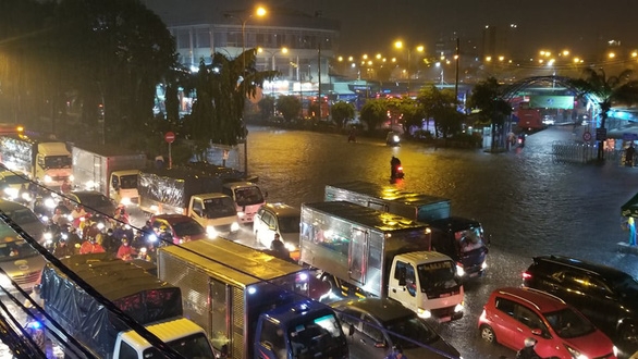 Torrential rain inundates Ho Chi Minh City's streets, disrupts daily lives