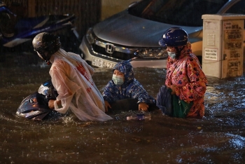 torrential rain inundates ho chi minh citys streets disrupts daily lives