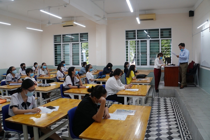 All students wear face masks while doing the exam 