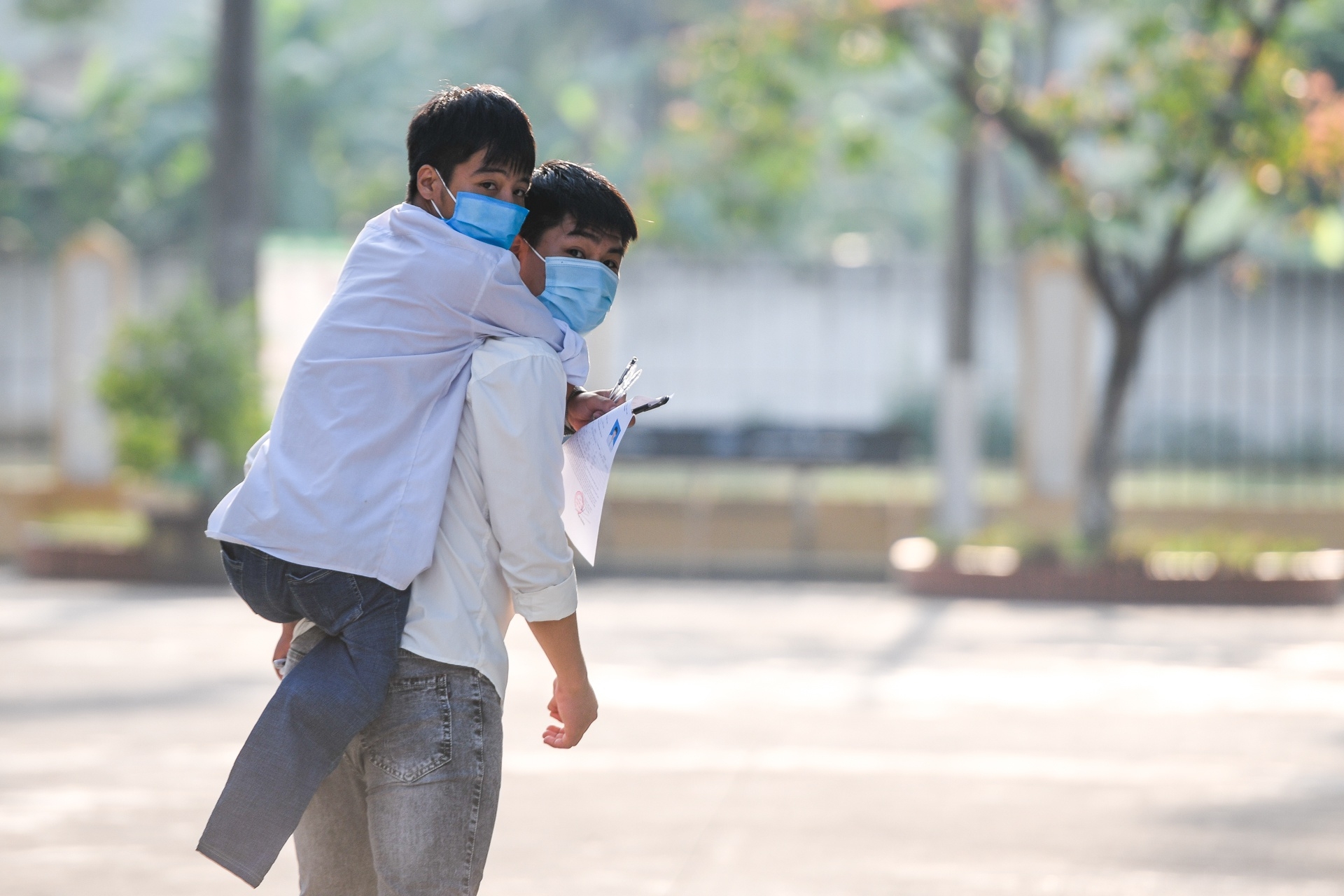 boy carries handicapped friend piggyback to school over 10 years