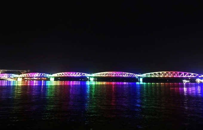 the charming grace of truong tien bridge in hue