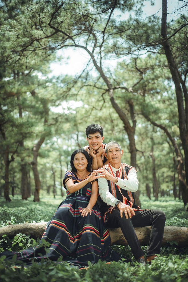 sweet wedding photos of an vietnamese ethnic couple in their 80s