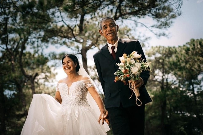 sweet wedding photos of an vietnamese ethnic couple in their 80s