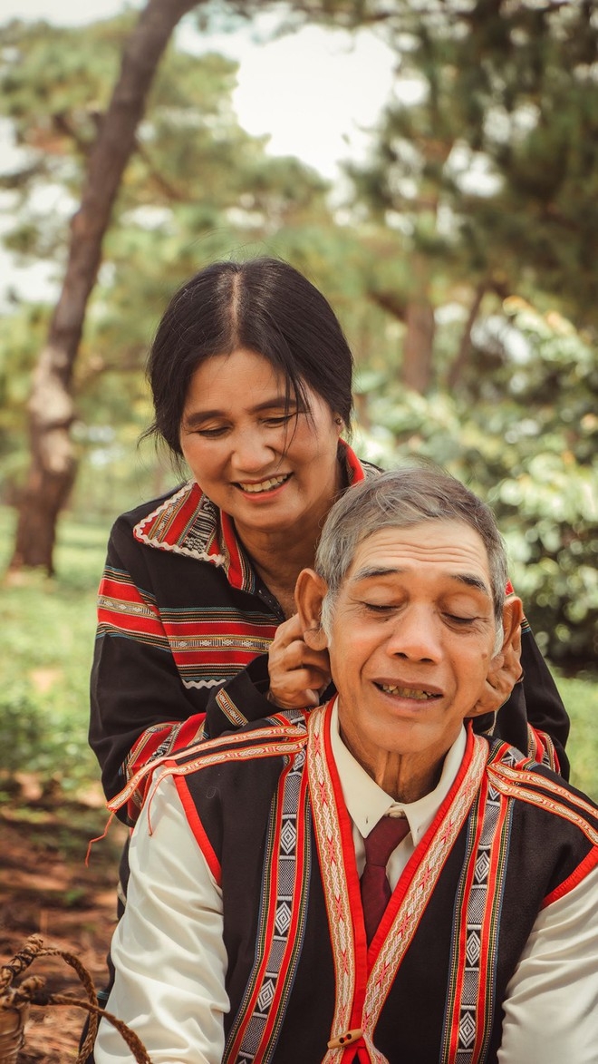 Sweet wedding photos of an Vietnamese ethnic couple in their 80s