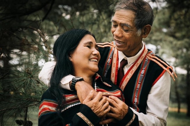 sweet wedding photos of an vietnamese ethnic couple in their 80s