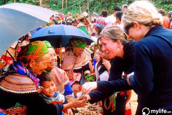 The alluring cultural beauty of moutainous market in Lao Cai