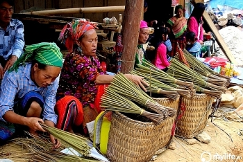 the alluring cultural beauty of moutainous market in lao cai