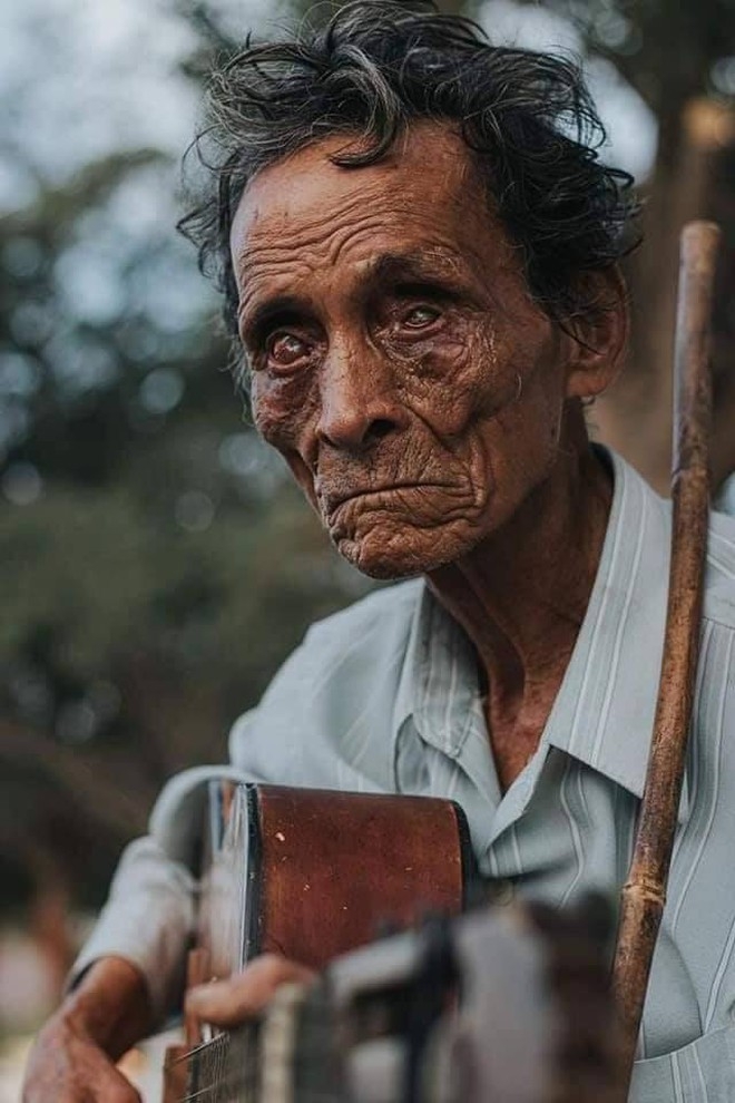 blind beggar asking for money almost 60 years to raise children