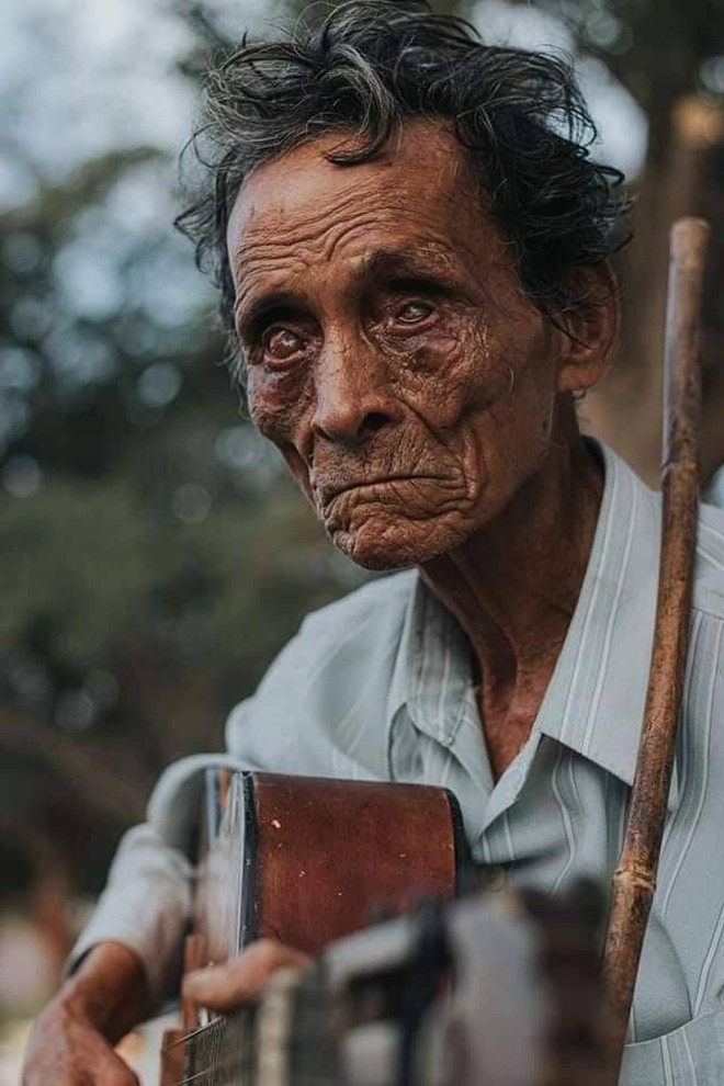 Blind beggar asking for money almost 60 years to raise children