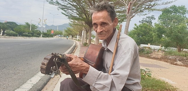 Blind beggar asking for money almost 60 years to raise children