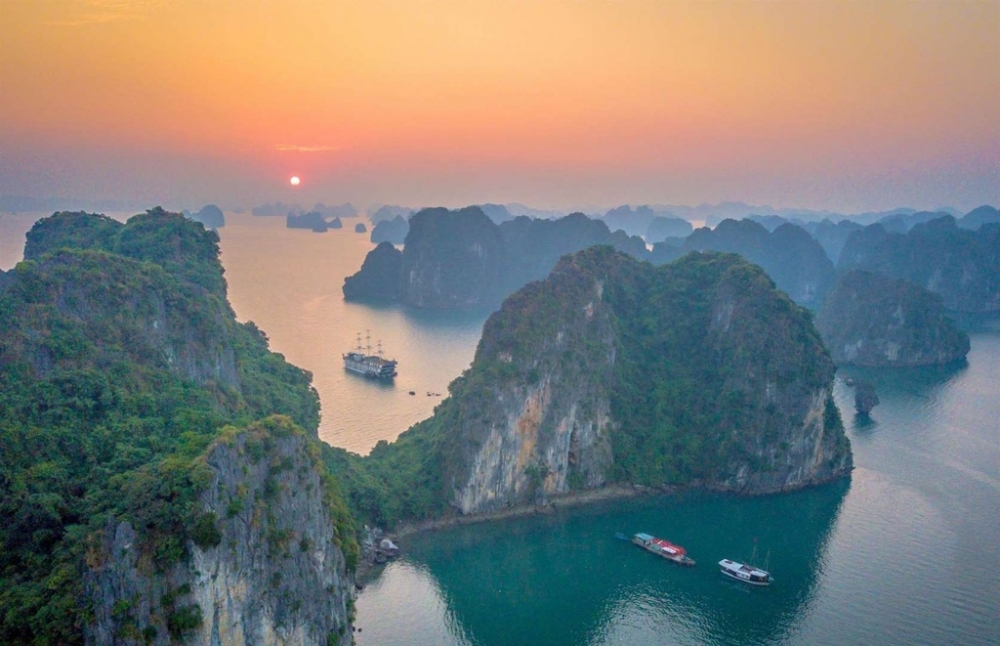 british newspaper speaks highly of vietnams golden bridge and ha long bay