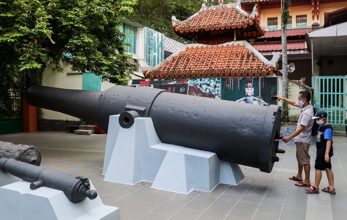 historical cannon collection in the heart of saigon