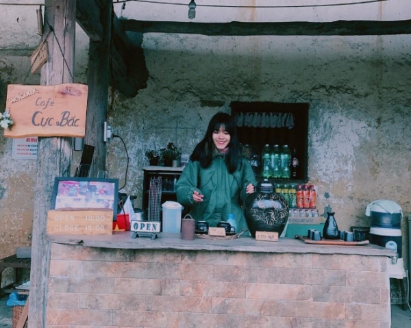 A girl checking-in at Cuc Bac cafe