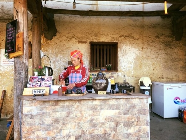 Ms. Luc Thi Van making coffee 