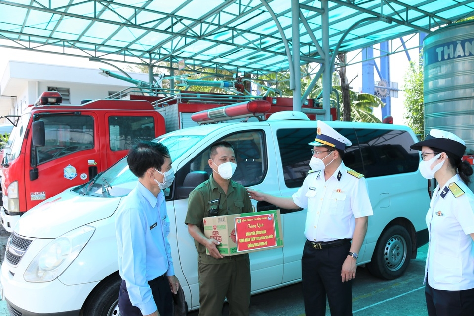 Amblulance Drivers in HCMC Brave Danger to Ferry Covid Patients