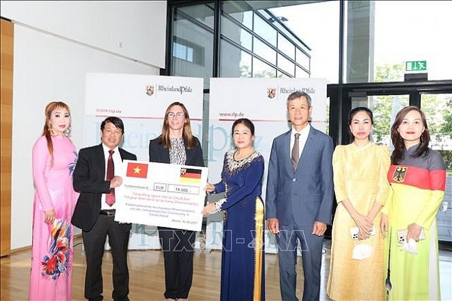 Vietnamese Community Assists Flood-stricken States in Germany