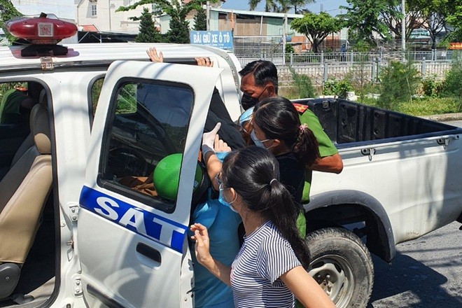 woman gives birth in police car en route to hospital