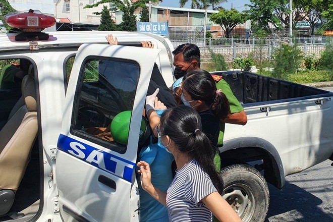 Woman Gives Birth in Police Car En-route to Hospital