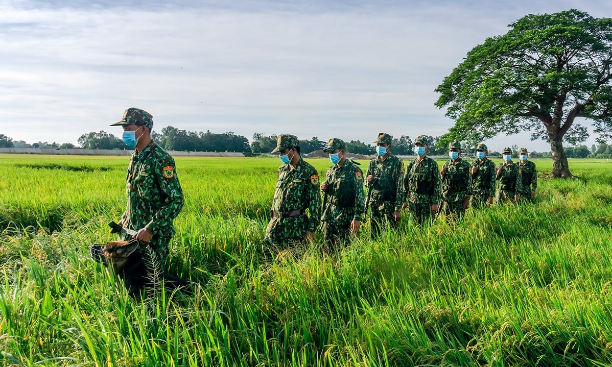 Vietnamese, Cambodian Border Guards Join Hands in Covid Fight