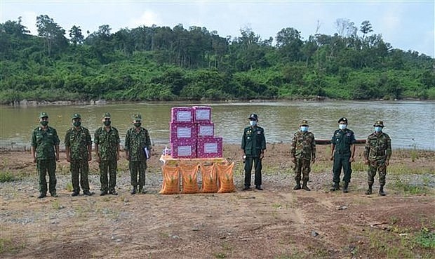 Vietnamese, Cambodian Border Guards Join Hands in Covid Fight