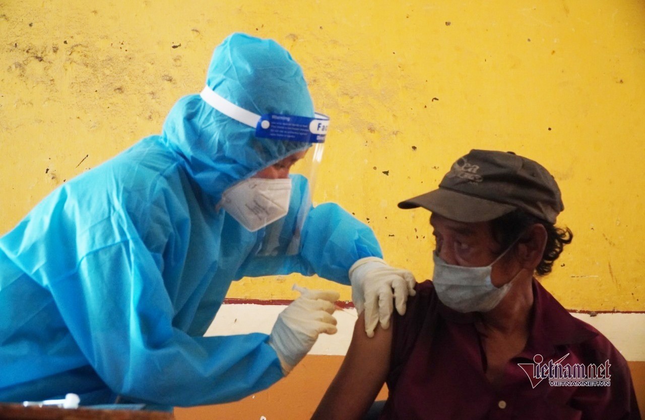 Homeless People in HCMC Get Covid Vaccine