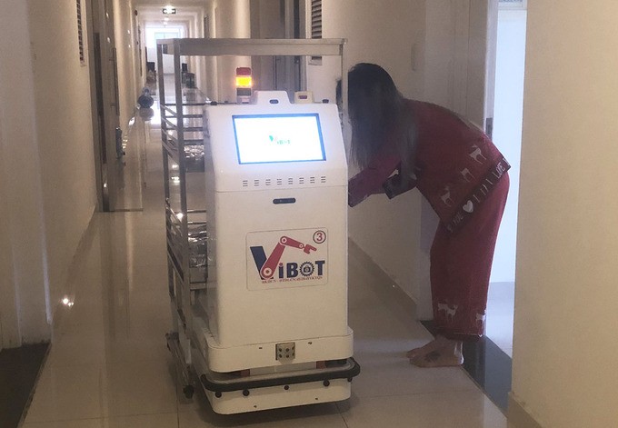 Robot Helps Ease Staff Burdens at Quarantine Centers